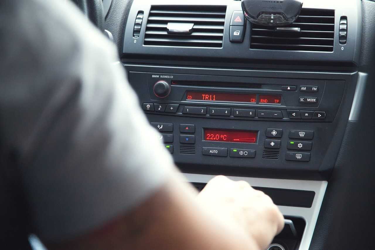 Jak ustawić radio samochodowe?